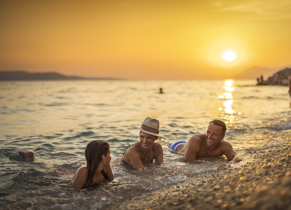 Famiglia in mare che prende il sole all'hotel Aminess Laurel Khalani.