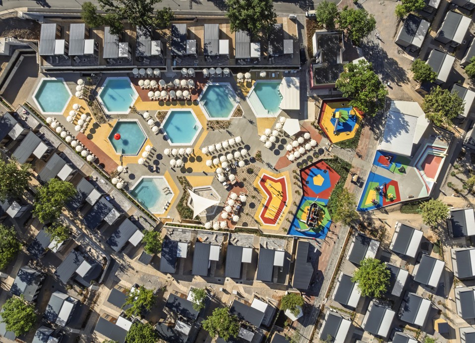 Complesso di piscine visto dall’alto all’Aminess Style Camping Atea Resort