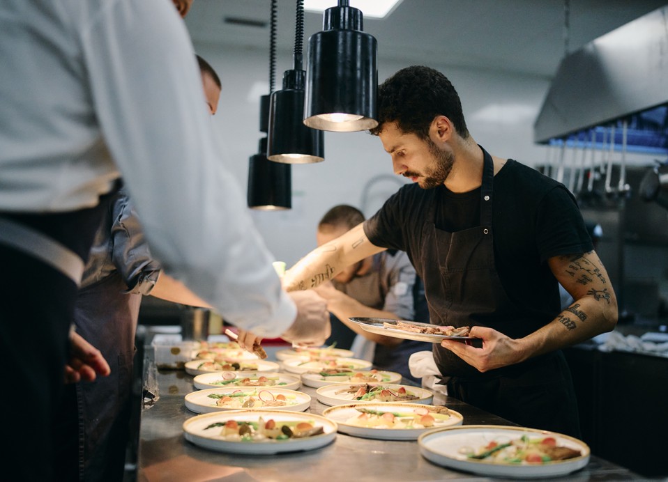 Chef Matija Bogdan bereitet Gourmetgerichte in der Küche im 7 Seas Restaurant & Bar zu.