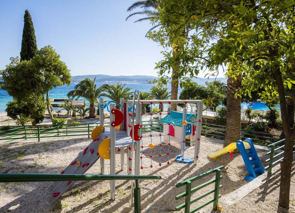 Kinderfarbenfroher Strand-Außenspielplatz bei Maradiso Orsan von Aminess Hotel.