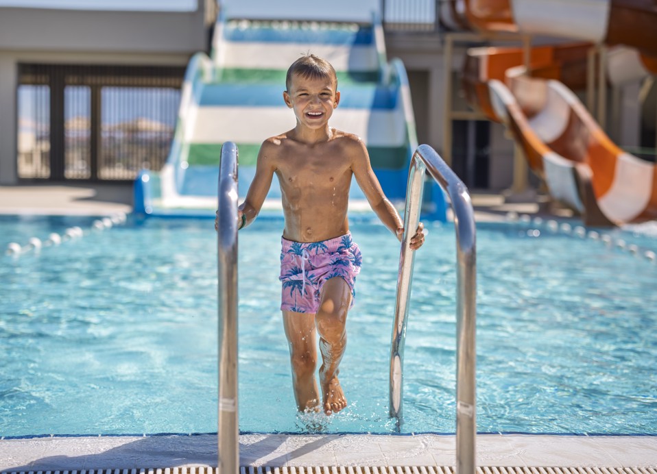 Kind steigt in den Pool des Avalona Resorts