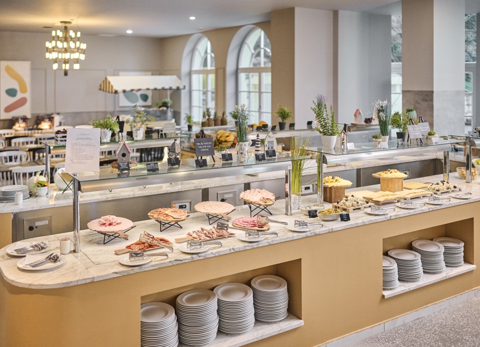 Een uitgebreid ontbijtbuffet in het hotelrestaurant met een grote variatie aan gerechten