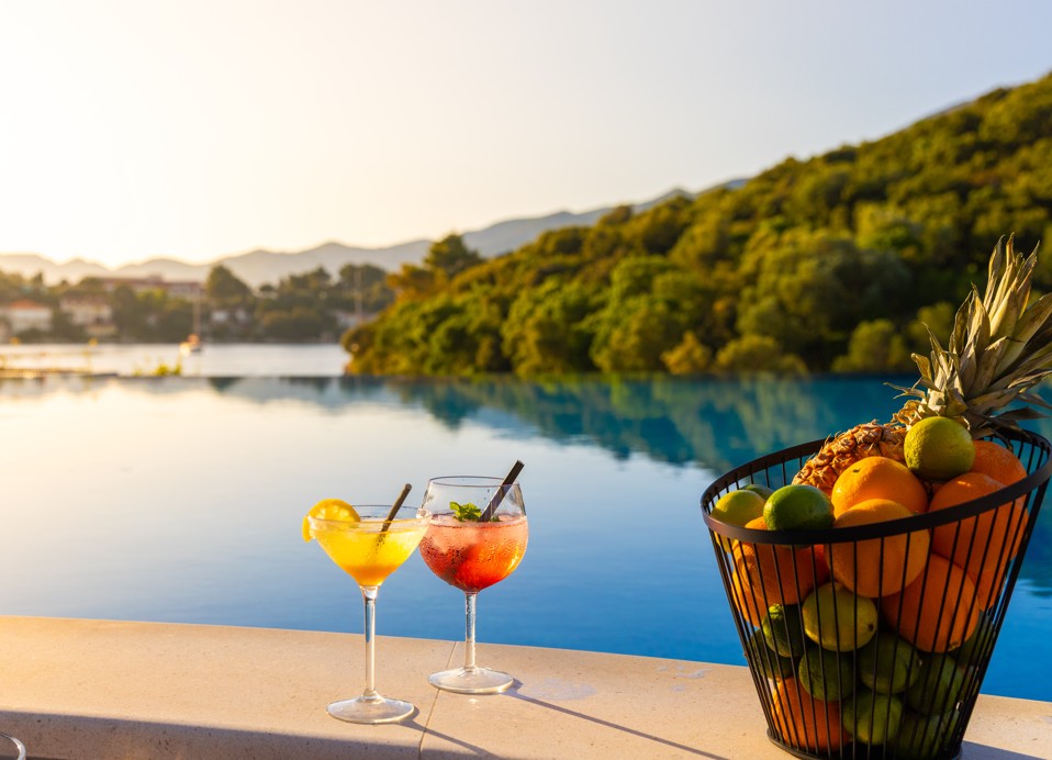 Opuštajući Pool bar Argola u Aminess Vival Port9 Resortu, savršeno mjesto za uživanje u piću i ugodnoj atmosferi pored bazena.