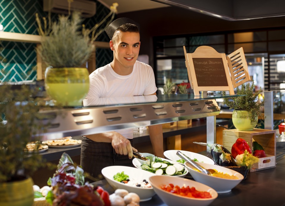 Koch serviert Salate in einem Restaurant im Aminess Planet Camping Maravea, Novigrad