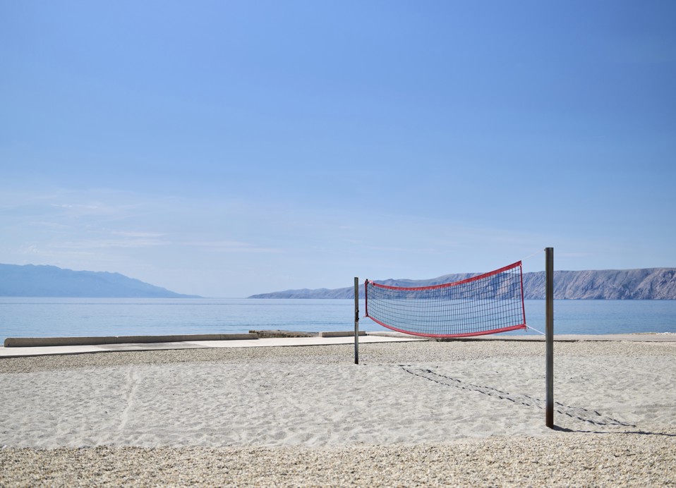 Sandiger Beachvolleyballplatz am Meer vor dem Hotel Aminess Lišanj.