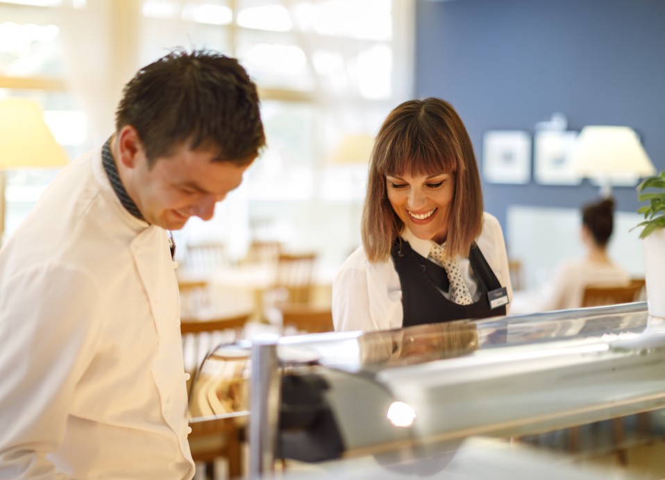 Fröhliches und einladendes Restaurantpersonal, das Qualität, frische und köstliche Speisen im Aminess Younique Lume Hotel garantiert.