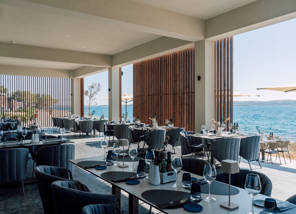 Elegant interieur van restaurant Half 8, Aminess Style Camping Avalona Resort