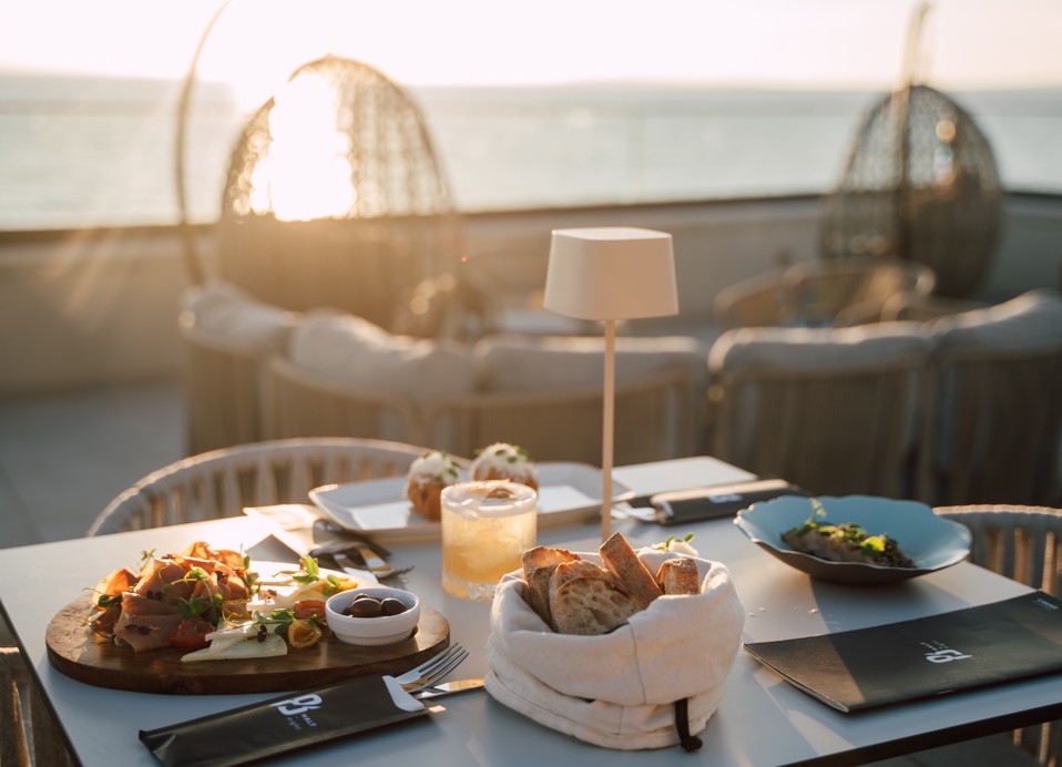 Buitenterras van restaurant Half 8, Aminess Style Camping Avalona Resort