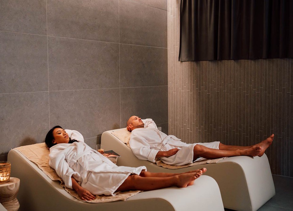 Par uživa u relax sobi u wellnessu u Aminess Style Camping Avalona resortu.