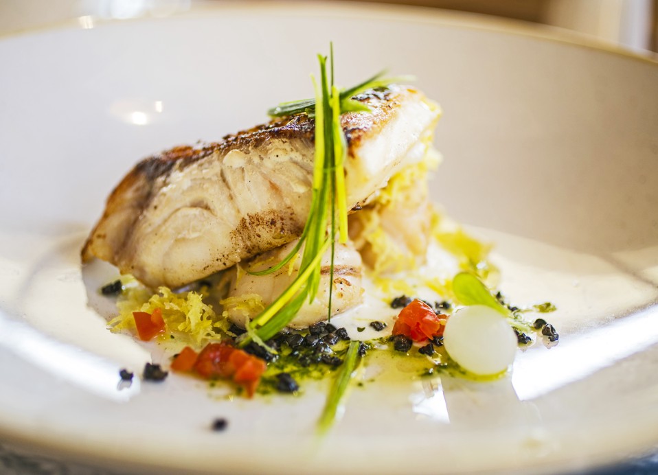 Tanjur svježe i ukusne morske hrane unutar resorta, blizu Port9 Planet Camping by Aminess.