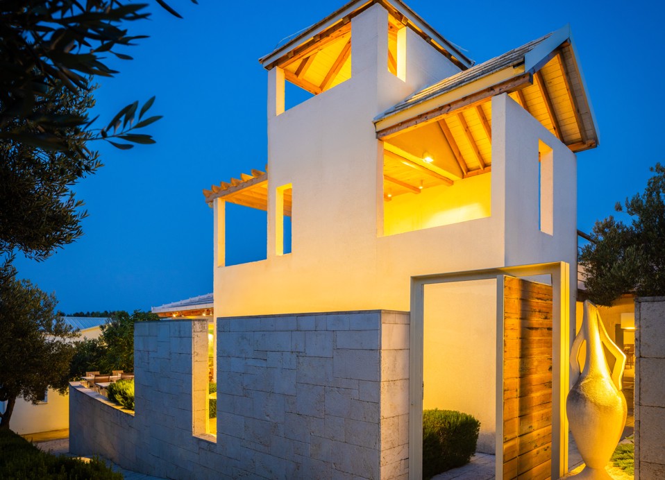 Vhod v restavracijo Grill Garden v letovišču Aminess Vival Velaris na Braču v večernem vzdušju