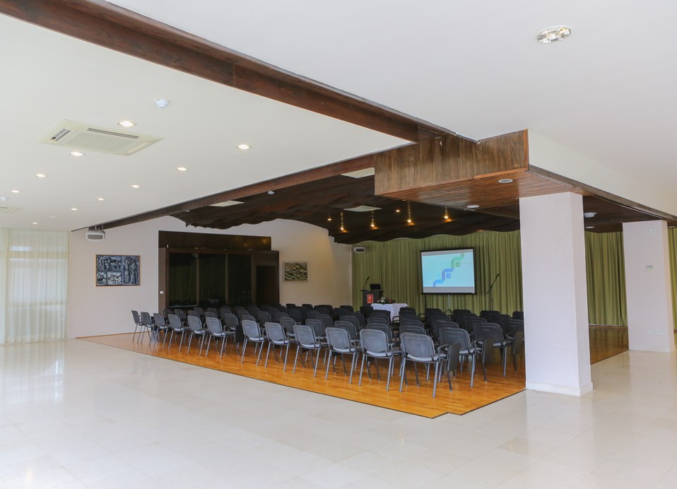 Moderne conferentieruimte in Aminess Vival Velaris Resort op het eiland Brač – ideaal voor zakelijke vergaderingen, presentaties en evenementen met professionele uitrusting.