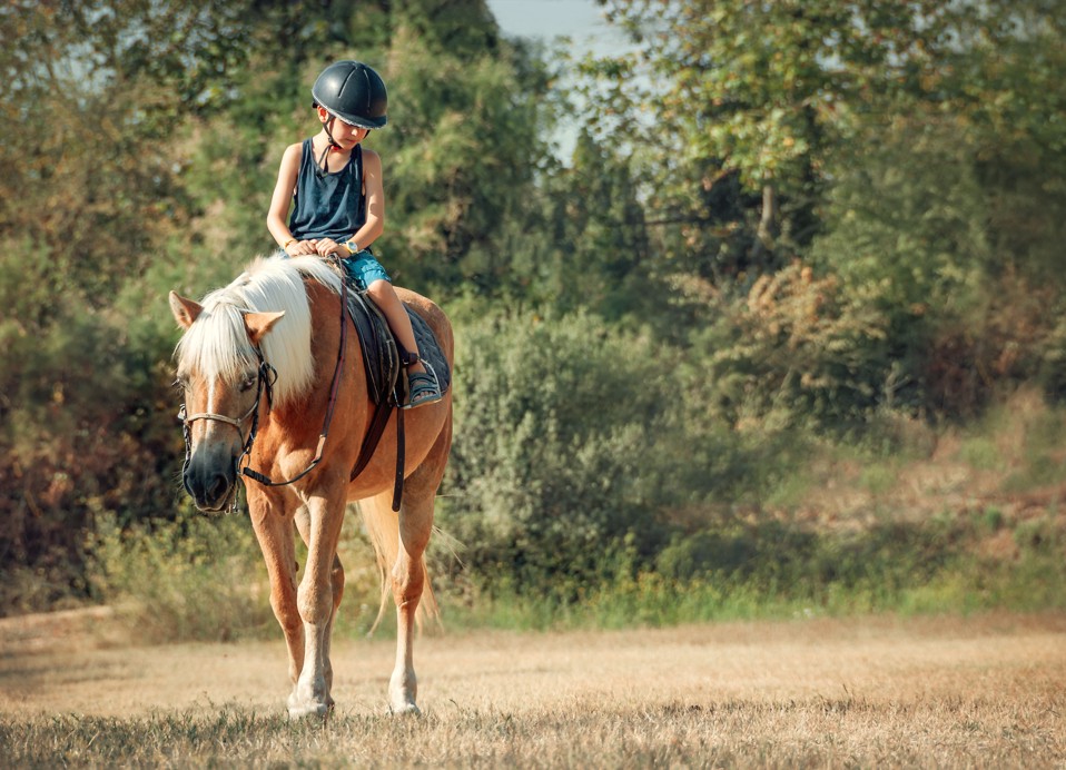 Kind beim Reiten in der Natur im Aminess Atea Resort