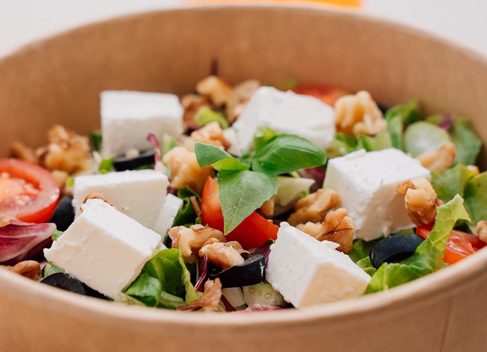 Salade geserveerd in de Meet bar naast het waterpark bij Aminess Style Camping Avalona resort.