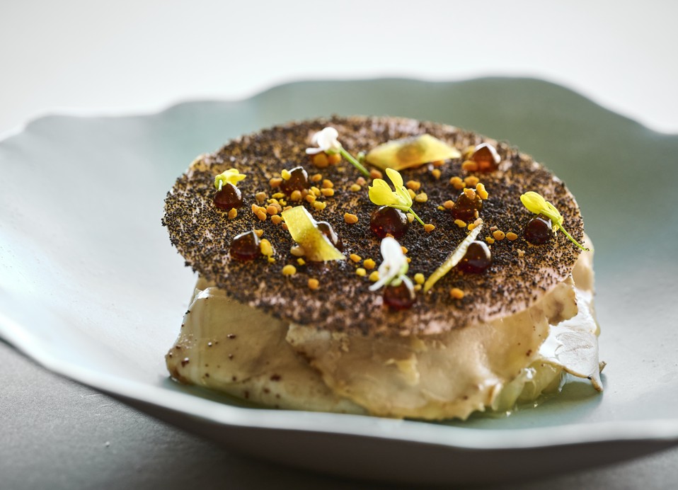 Gurmansko jelo s crnim slavonskim svinjama u restoranu i baru 7 Seas blizu hotela Veya Maradiso od strane Aminess.