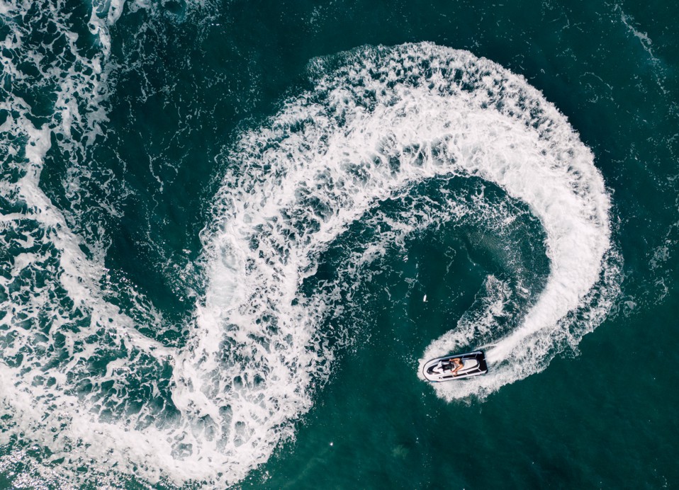 Zračni pogled na vožnju jet ski-a uz plažu u Aminess Style Camping Avalona Resortu, savršen izbor za adrenalinsku zabavu na moru tijekom odmora na Pagu.