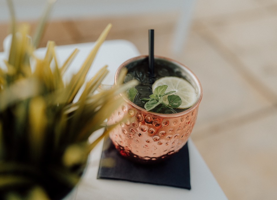 Koktel u čaši na stolu.