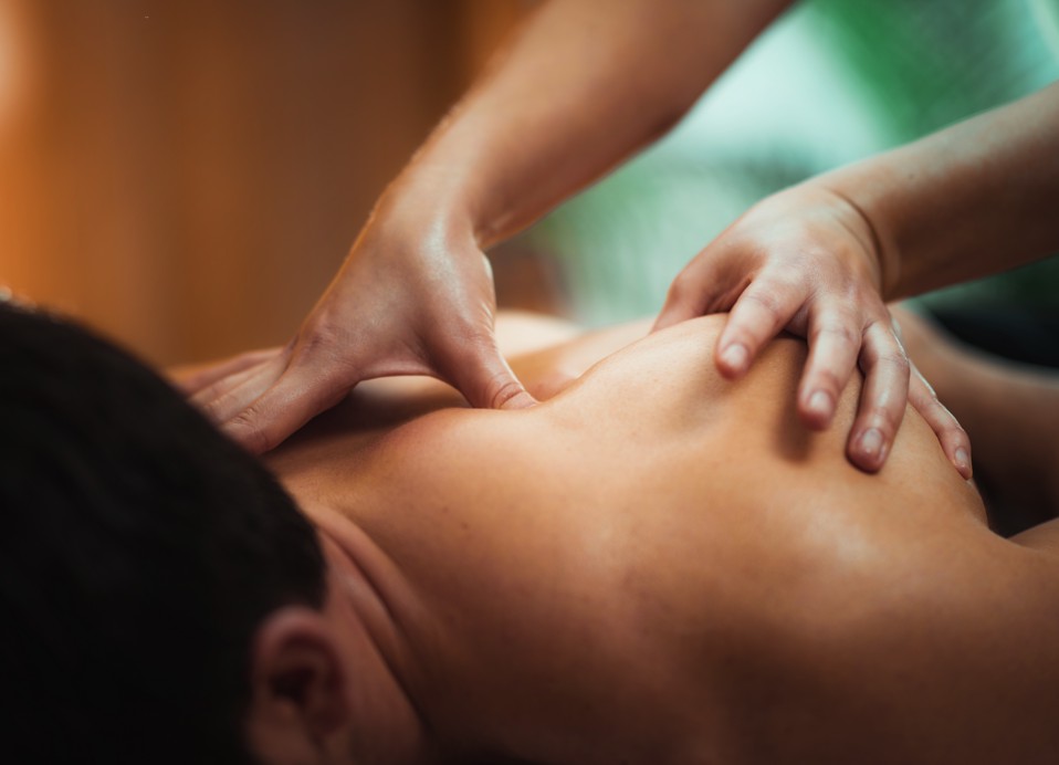 Globinska masaža hrbta v wellnessu in spa centru hotela Aminess