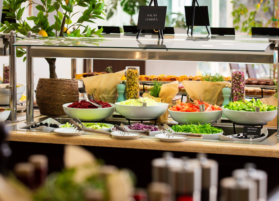 Solatni bar v restavraciji Oliveto z raznoliko svežo zelenjavo, Aminess Vival Velaris Resort, Brač