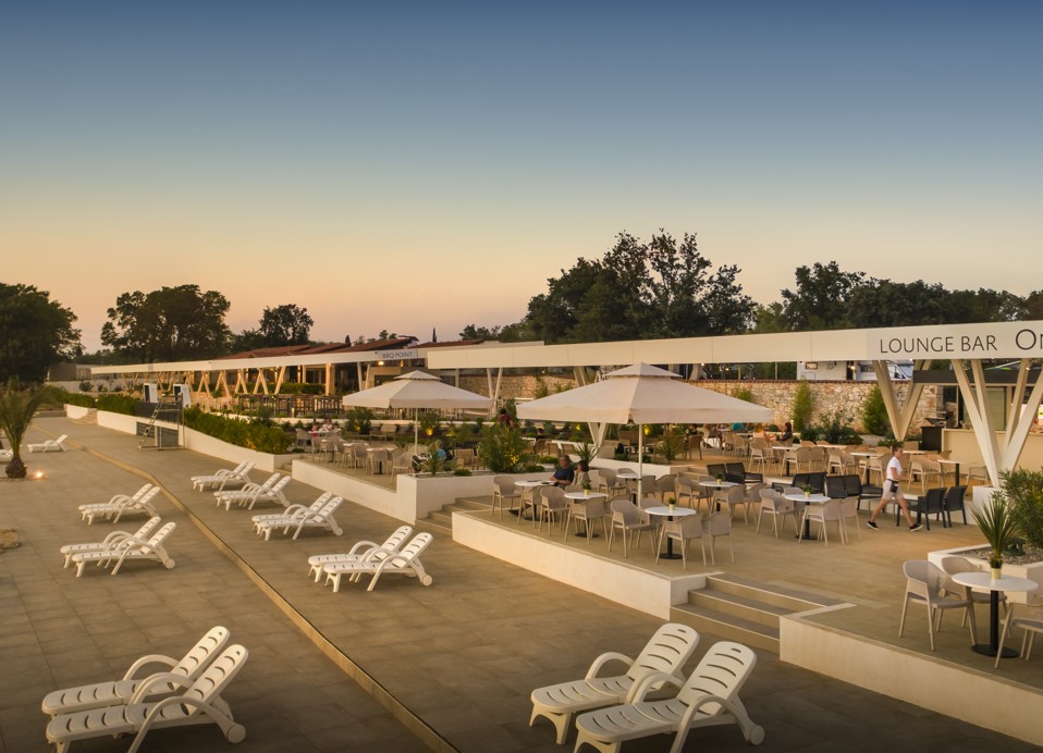Terrasse der Lounge-Bar One Second im Aminess Planet Camping Maravea Resort, Novigrad Kroatien