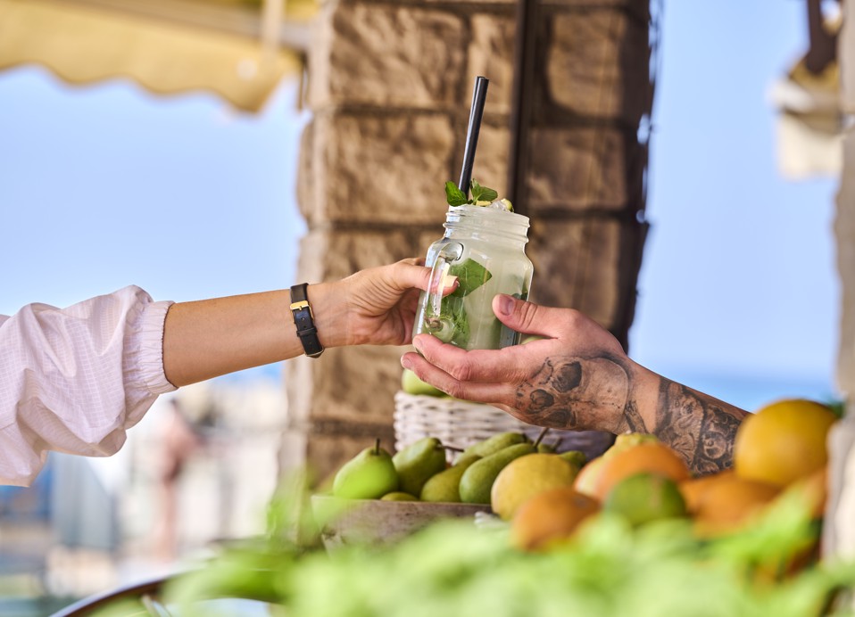 Osvježavajući koktel poslužuje se u Pool Baru Frullie blizu Port9 Planet Campinga by Aminess.