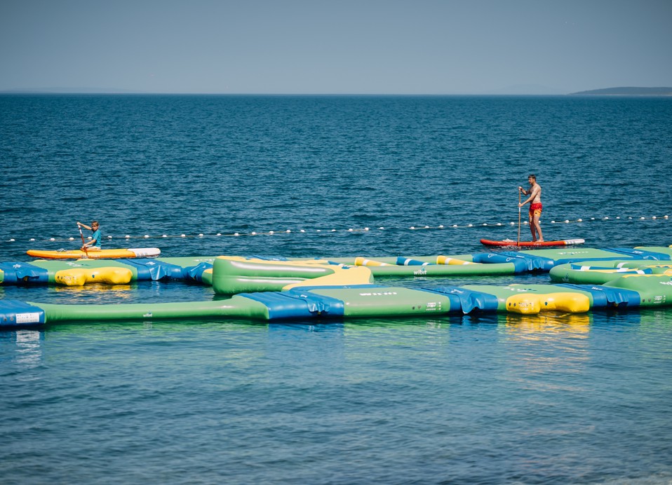 Vodno igralište u Aminess Style Camping Avalona Resortu, zabavna atrakcija za djecu i odrasle, savršena za osvježenje i aktivan odmor na Pagu.