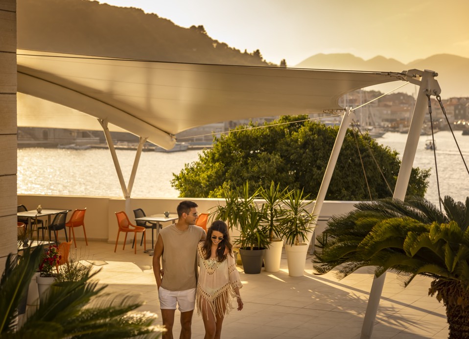 Coppia che si diverte sulla terrazza del ristorante dell'Aminess Younique Liburna Hotel vicino al centro storico di Korcula.