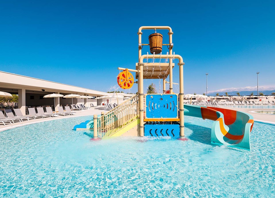 Waterglijbaan voor kinderen in het zwembad bij Aminess Style Camping Avalona resort.