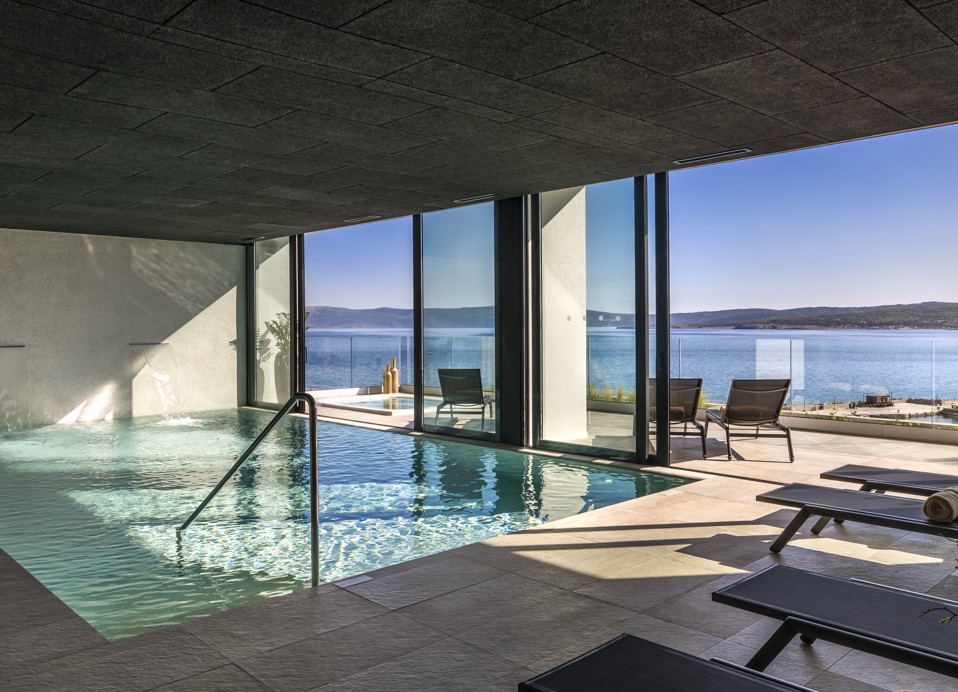 Piscina interna con vista panoramica sul mare presso l'Aminess Younique Narrivi Hotel.