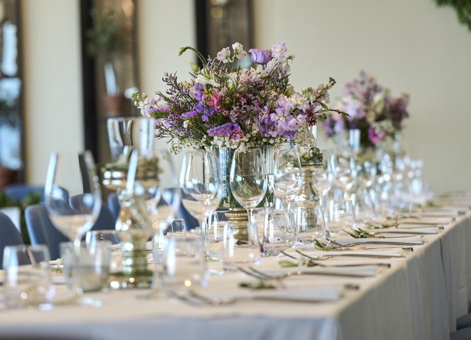 Schöne florale Hochzeitstischdekoration im 7 Seas Restaurant & Bar.