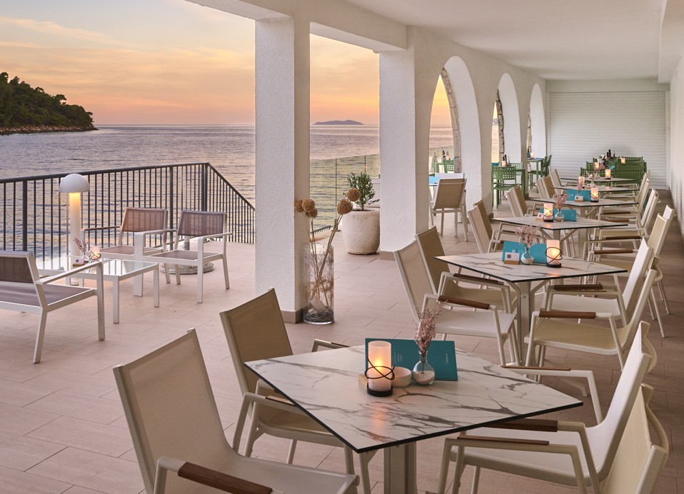 Moderne und dennoch traditionelle Atmosphäre eines kleinen, gemütlichen, inselgelegenen Wassers in Aminess Younique Lume Hotel in Kroatien.