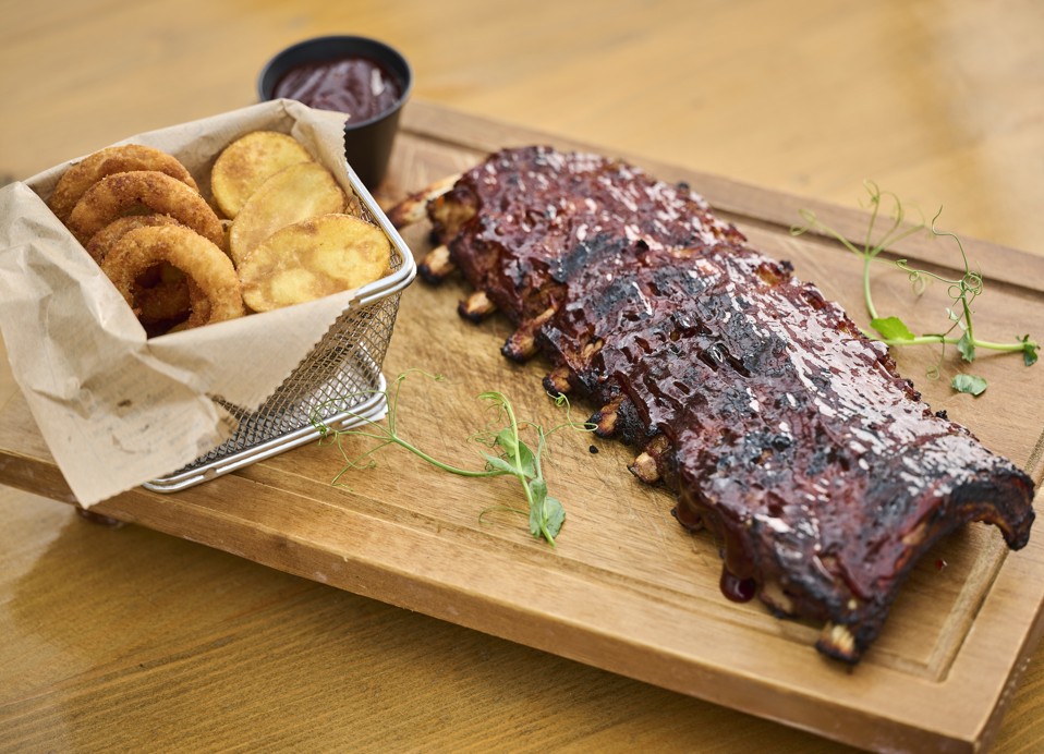 Plata sočnih BBQ svinjskih rebarca posluženih u La Gradeli blizu hotela Veya Maradiso od strane Aminess.