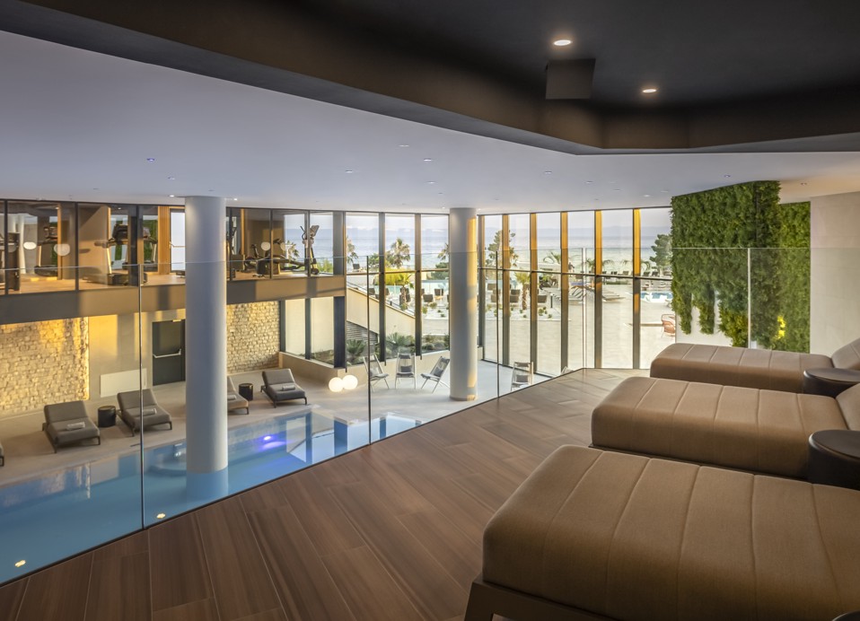 Spazio rilassante della piscina interna con vista mare presso l'hotel Aminess Laurel Khalani.