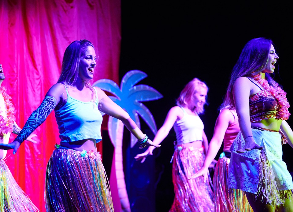 Eine fesselnde Tanzperformance während des Unterhaltungsprogramms im Resort in der Nähe der Holiday Homes bei Port9 Planet Camping von Aminess.