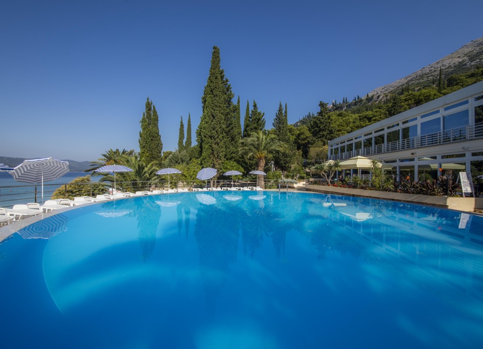 Piscina esterna con vista mare presso Maradiso Orsan by Aminess Hotel.