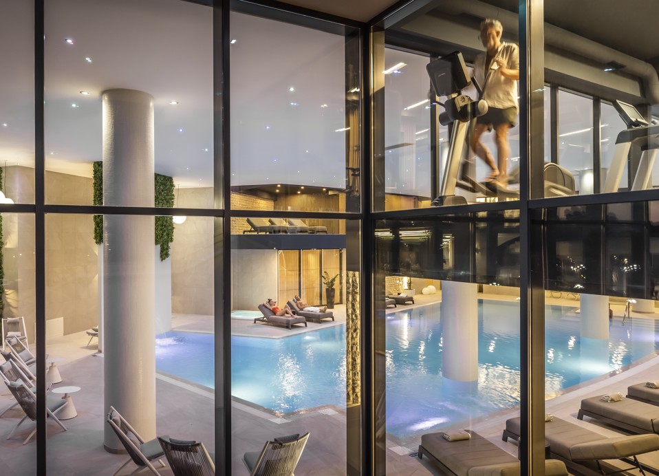 Piscina interna con vista sulla palestra nell'hotel Aminess Laurel Khalani.