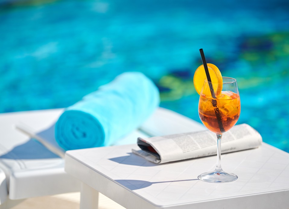 Cocktail bij het zwembad bij Aminess Maradiso Hotel Laguna, Novigrad Kroatië