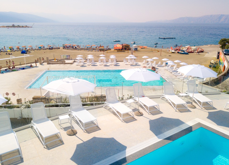 Aminess Vival Lišanj Familienhotel Poolbereich mit Panoramablick auf das Meer und Sandstrand im Hintergrund
