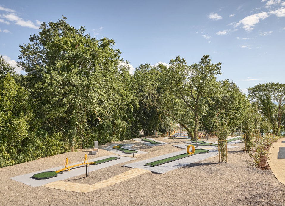 Buitengolfbaan voor minigolf omringd door bomen in Aminess Style Camping Atea Resort.