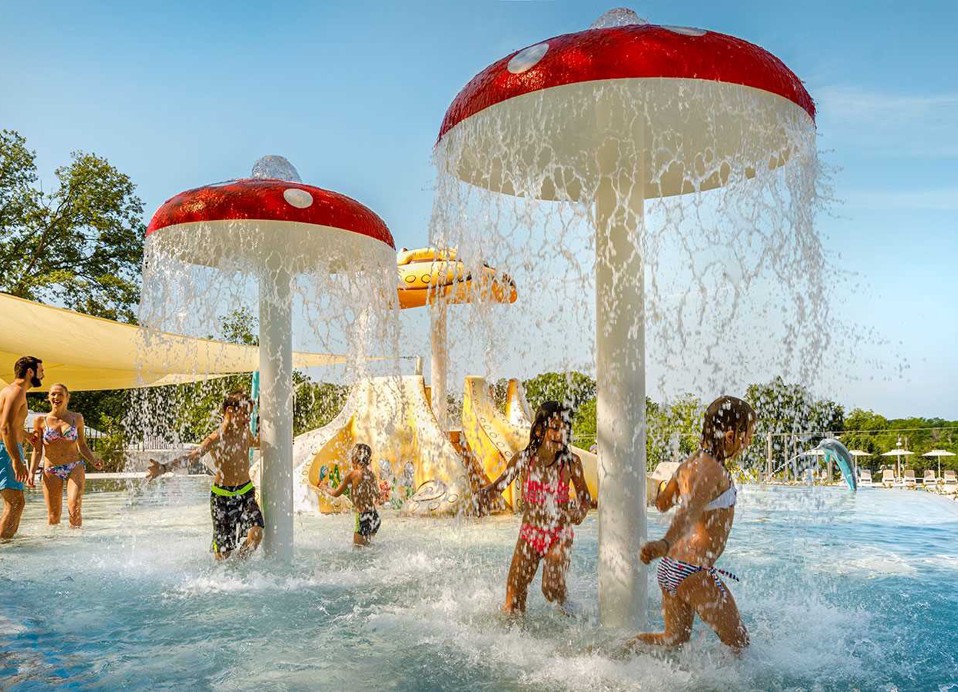 Famiglia che gioca nella piscina presso Aminess Planet Camping Maravea Resort, Novigrad Croazia