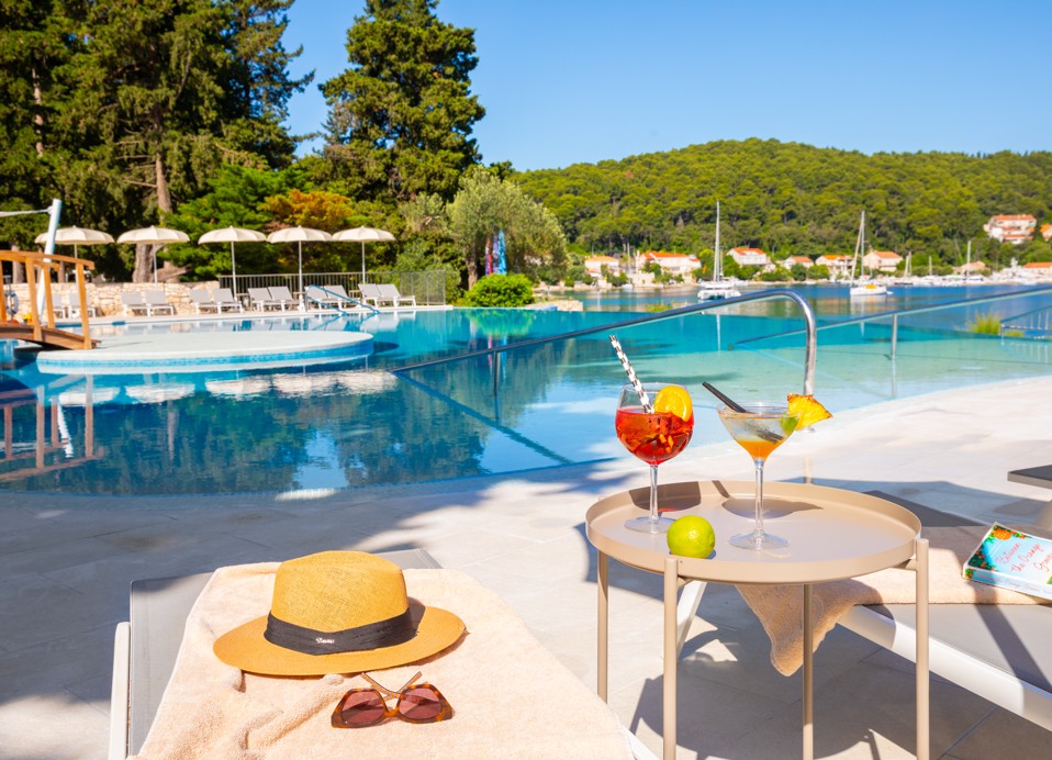 Großzügiger Pool im Aminess Vival Port9 Resort, ideal zum Entspannen und Genießen sonniger Tage.