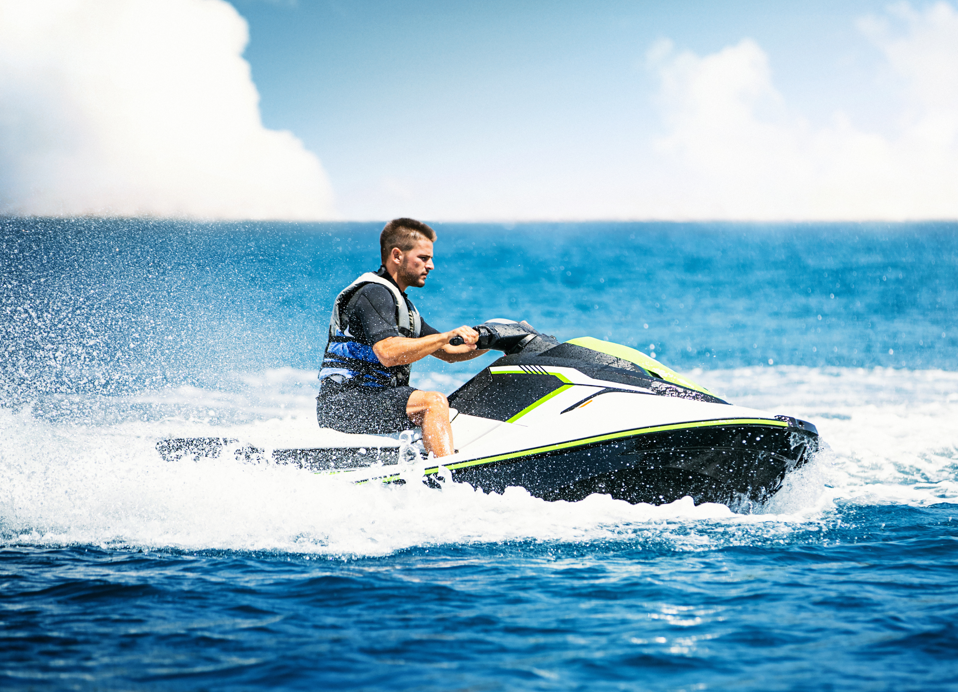 Aminess Vival Lišanj Family Hotel Gast genießt eine aufregende Jet-Ski-Fahrt auf der Adria in Novi Vinodolski.