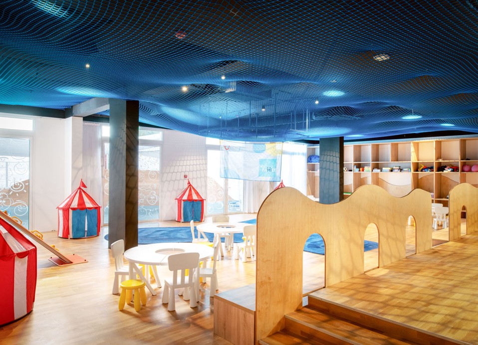 Aminess Vival Lišanj Family Hotel Kids' Club s pisano notranjo igralnico z ustvarjalnimi aktivnostmi za otroke v Novem Vinodolskem.