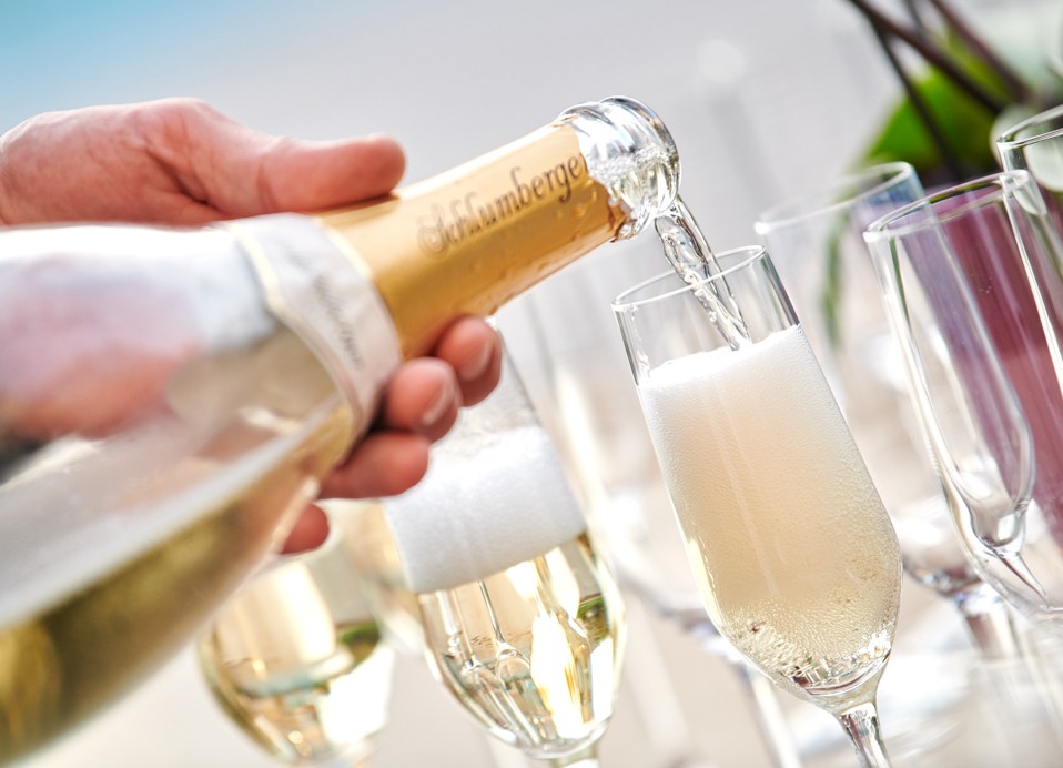 Schenken van mousserende wijn.