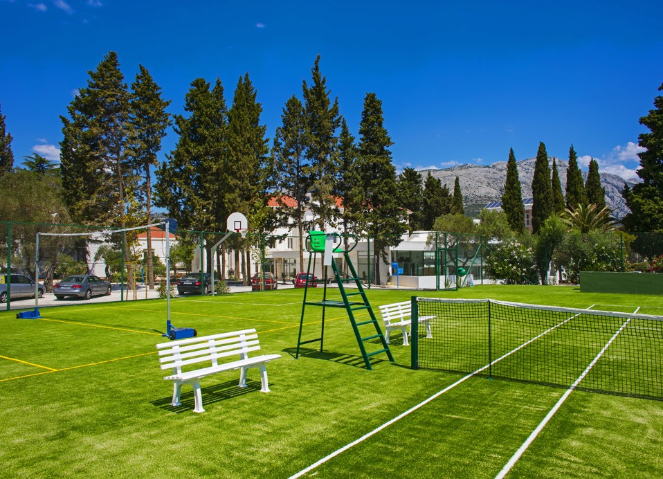 Ein gut gepflegter Tennisplatz mit Bänken innerhalb des Resorts in der Nähe von Aminess Vival Port9 Residence, Insel Korcula.