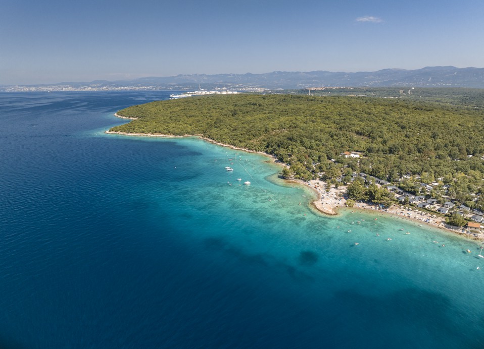Eine atemberaubende Luftaufnahme der Krk-Küste und des türkisfarbenen Wassers in der Nähe des Veya Maradiso Hotels von Aminess.