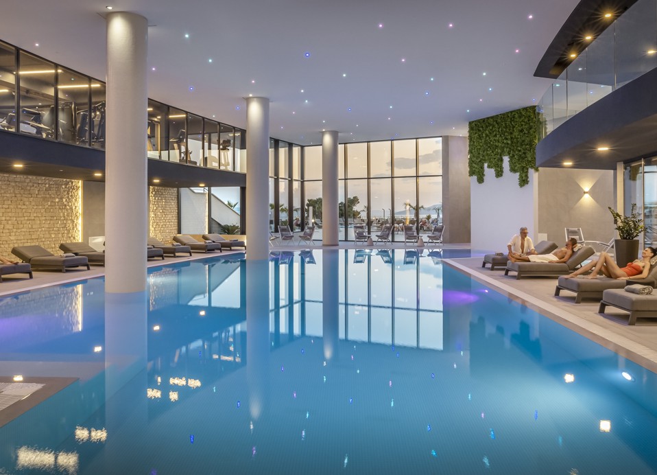 Coppia che si rilassa nella piscina dell'hotel Aminess Laurel Khalani.