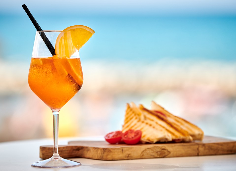 Köstliches Essen wird im Punto Mare Restaurant und Bar direkt am Strand in der Nähe von Aminess Vival Port9 Residence serviert.