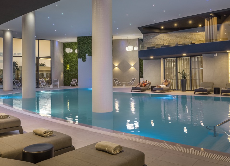 Piscina interna con vista mare presso l'hotel Aminess Laurel Khalani.