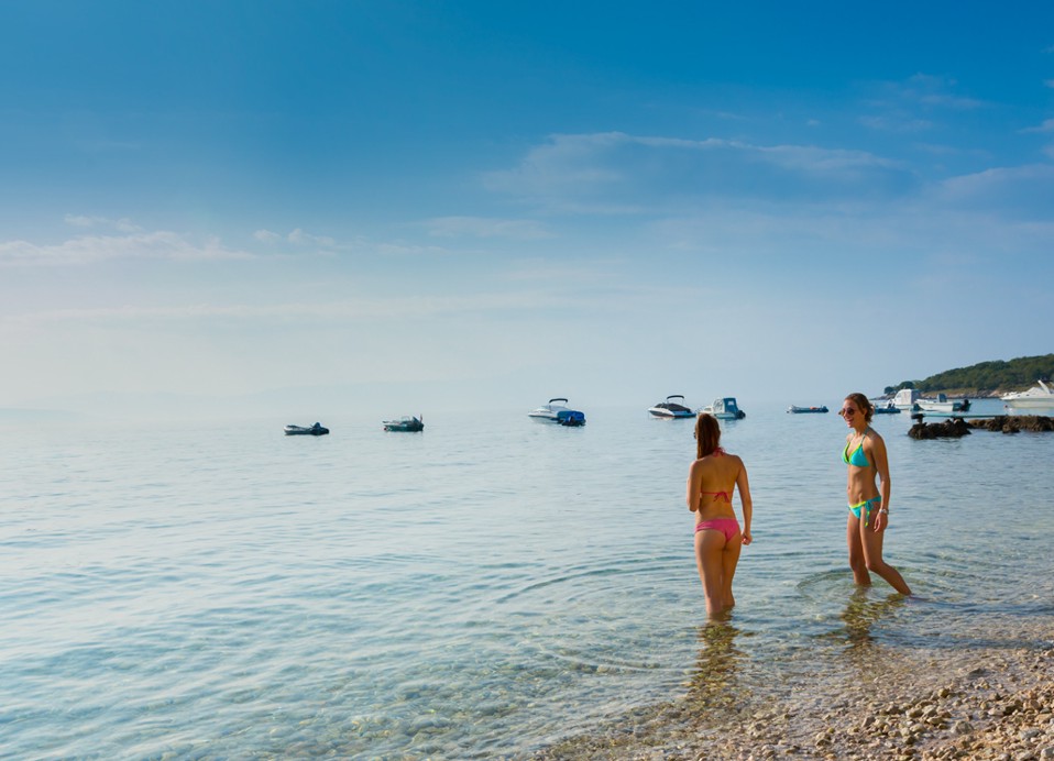 Ospiti che si godono la spiaggia vicino al Magal Maradiso Hotel by Aminess.